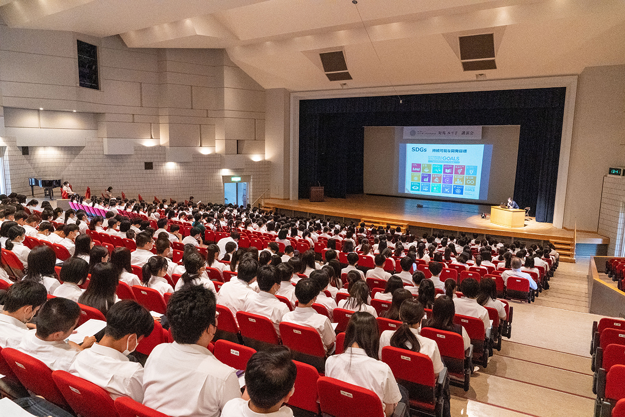 「健康に、互いに尊重する人生を」／奥入瀬サミットの会・対馬さん　明の星中学・高校で講演